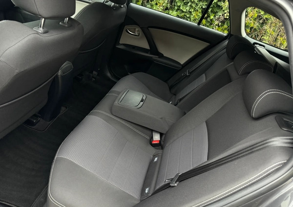 Toyota Avensis cena 59999 przebieg: 123400, rok produkcji 2018 z Knurów małe 704